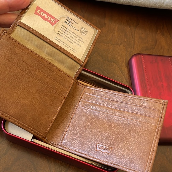 Men’s BNWT Levi’s RFID Multi cards ID wallet Tan in tin metal box - Picture 4 of 11